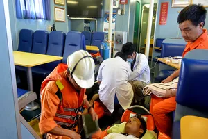 Cứu kịp thời ba ngư dân bị ngạt khí gas trên biển