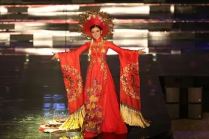  'Quốc phục' là cái chi chi, cứ xem Huyền My trình diễn