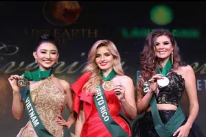 Hà Thu 'ẵm' giải đồng Trang phục dạ hội tại HH Trái đất