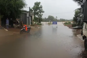 Quảng Ngãi: Nước sông dâng cao, mưa lớn làm lở núi