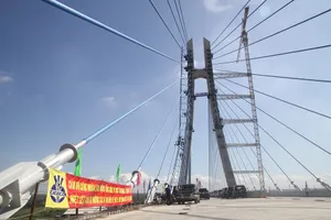 Bộ GTVT kiểm tra việc nứt 1 dầm thép cầu Vàm Cống