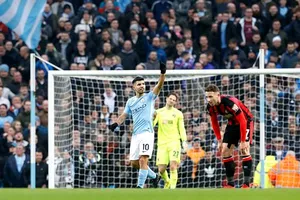 ‘Quỷ lùn’ Aguero ghi 2 bàn bằng đầu,Man City vẫn vô đối