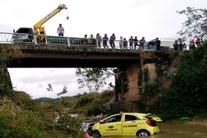 Taxi rơi xuống cầu, 4 người nhập viện