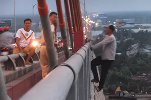 Thanh niên nghi ngáo đá đu lan can cầu Rạch Miễu