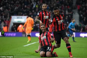 Arsenal gặp thảm họa, thua ngược trong 4 phút