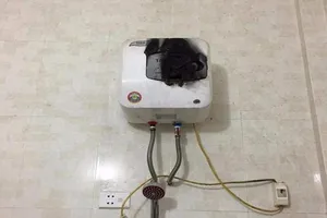 Hoảng hồn bình nóng lạnh phát nổ, cháy đen thui