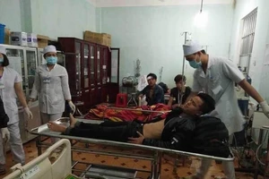 Lật xe khách trên đèo Lò Xo, 20 người thương vong