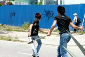 Cầm dao rượt chém công an xã, lãnh 9 tháng tù