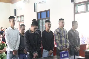 Hẹn nhau hỗn chiến 8 người hầu tòa 