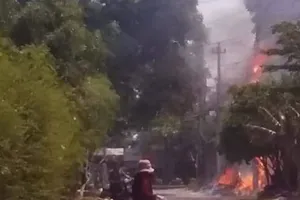 Đốt rác làm cháy cả đường dây điện