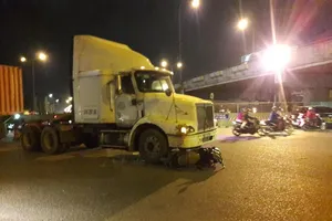 Va chạm với container nam thanh niên thoát chết