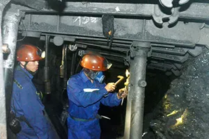 Bị than, đá lở vùi lấp, hai công nhân thương vong