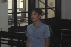 Bị kiểm tra, móc ma túy ra nộp