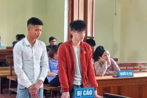 Giúp đỡ nhau, đôi bạn cùng ‘nắm tay’ vô tù