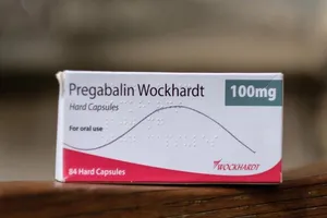 Nam thanh niên đồng tính sau khi uống thuốc giảm đau