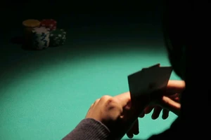 Bắt phó chủ tịch xã đánh bạc tại nhà riêng