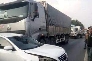 Tai nạn liên hoàn 3 xe dính chặt nhau tại quận 12