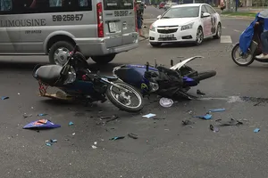 Xe máy đi ngược chiều gây tai nạn, 1 người nguy kịch