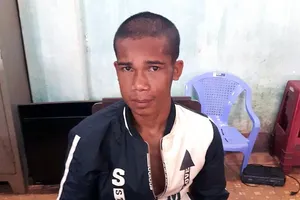 Nhóm trai làng truy đuổi bắt giữ kẻ cướp