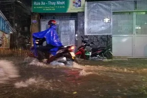 Mưa lớn, nhiều tuyến đường tại TP.HCM lại ngập