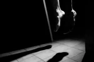 1 nghi can chết trong tư thế treo cổ tại nhà tạm giữ