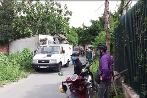 Đi cắt cỏ tá hỏa phát hiện xác người đang phân hủy