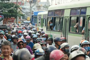 Kẹt xe 5km ở huyện Bình Chánh do một vụ tai nạn