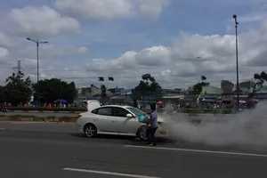 Xe 4 chỗ đang chạy, bốc cháy trên đường Phạm Văn Đồng