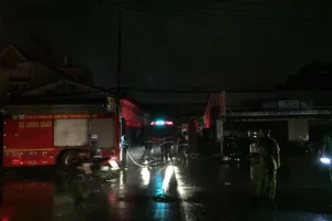 Cháy dữ dội xưởng bao bố ở Bình Dương