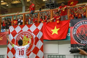 Thầy trò HLV Park Hang-seo tri ân người hâm mộ Việt Nam