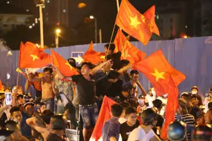 Cả nước ra đường mừng chiến thắng lịch sử của Olympic VN