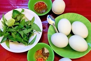 Mang trứng vịt lộn vào Singapore, 1 phụ nữ Việt bị phạt 