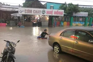 Một số tuyến đường ở Bình Dương ngập nặng do bão số 9