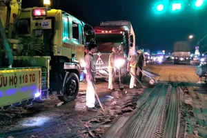 CSGT đẩy xe rùa đi rải cát sau tai nạn trên quốc lộ 1A