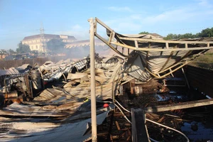 Xuyên đêm khống chế đám cháy tại Bình Dương