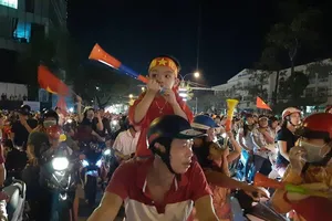 Cờ đỏ sao vàng tràn ngập, CĐV hô vang Việt Nam vô địch