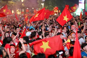 Chùm ảnh: Cổ động viên cả nước ra đường ăn mừng sau trận hòa 