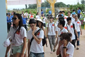 Hàng ngàn khách 'chen chân' du xuân đảo Lý Sơn