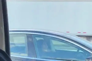 Tài xế ngủ vô tư khi ô tô chạy vận tốc 120 km/h