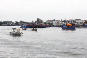 Quảng Ngãi: Nhiều tàu thuyền bị chìm vì sóng lớn