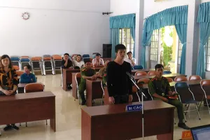 Hành động ngay sau khi người phụ nữ mở cốp xe máy