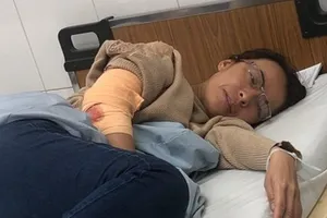 Nữ chủ quán cà phê bị nhóm người bịt mặt chém phải nhập viện