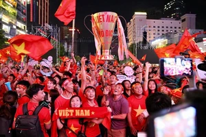 Phó Thủ tướng chỉ đạo người hâm mộ ăn mừng văn minh