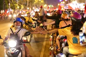 Cả nước đổ ra đường mừng HCV SEA Games lịch sử của U-22 VN