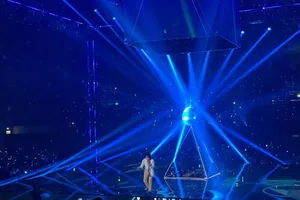 Sau cú ngã từ sân khấu xuống đất, Vũ Cát Tường loạng choạng trở lại sân khấu