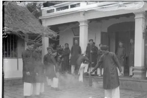 Đốt pháo ngày Tết ở Nam Kỳ xưa. Ảnh tư liệu