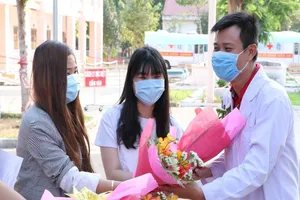 Các bệnh nhân tặng hoa, cảm ơn đội ngũ y bác sĩ tại Bệnh viện dã chiến Củ Chi. Ảnh: Nguyễn Tân