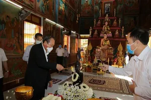 Phó Thủ tướng Trương Hòa Bình thực hiện nghi lễ tắm Phật truyền thống của Phật giáo Nam tông Khmer trong dịp Tết cổ truyền Chôl Chnăm Thmây. Ảnh: VGP/Mạnh Hùng