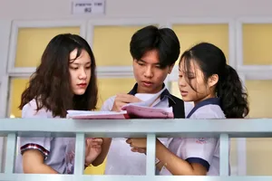 Thí sinh thi vào lớp 10 tại điểm thi THCS Đống Đa, quận Bình Thạnh. Ảnh: Hoàng Giang 