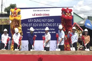 Các đại biểu thực hiện nghi thức khởi công. 